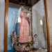 Entriamo e ci dirigiamo verso la navata sinistra dove una teca ospita un grande manichino ligneo della Madonna scolpito nell800 da Francesco Citarelli, realizzatore di molte opere disseminate tra i grandi beni culturali di Napoli
